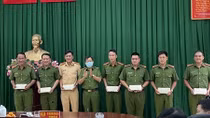 Công an TP Hồ Chí Minh trao hỗ trợ kinh phí cho 15 CBCS bị thương