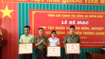 Khen thưởng 6 tập thể, cá nhân góp phần nâng cao nghiệp vụ thư viện trong CAND