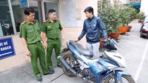 Người đàn ông vui mừng cảm ơn Cảnh sát 113