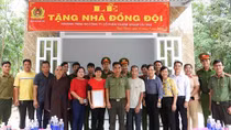 Trao nhà đồng đội cho gia đình có hoàn cảnh khó khăn