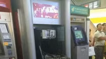 Mánh khóe trộm tiền hơn 50 nạn nhân ở trụ ATM