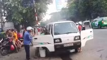 Xe chở học sinh bốc cháy nghi do chạm dây điện