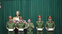 Công an TP Hồ Chí Minh trao tiền hỗ trợ cán bộ bị thương khi làm nhiệm vụ