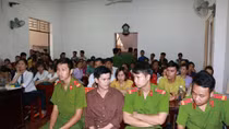 Gia đình nạn nhân bức xúc vì hoãn phiên tòa xét xử vụ giết người, đốt xác