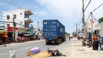 Người đàn ông bị xe container cán tử vong