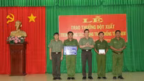 Khen thưởng tập thể, cá nhân phá chuyên án ma túy thu được nhiều súng và mã tấu