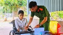 Tuổi trẻ Công an Bình Dương đến tận nhà làm CMND cho người dân