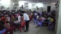 Hơn 100 tiếp viên ăn mặc “mát mẻ” phục vụ khách phòng karaoke