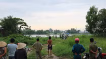Thi thể người đàn ông đội mũ bảo hiểm trôi trên sông Sài Gòn