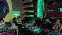 Karaoke đóng cửa, tắt đèn, tổ chức tiệc ma túy bên trong