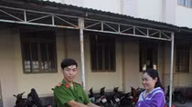 Người phụ nữ vui mừng nhận xe máy bị mất cắp