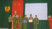 Khen thưởng tập thể triệt phá đường dây vận chuyển thuốc lá lậu
