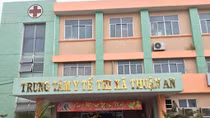 Kịp thời cứu sống trẻ sơ sinh bị vứt trong thùng rác