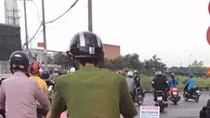 Điều tra hai người mặc cảnh phục chạy xe máy trùng biển số “siêu đẹp”