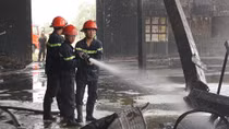 Xưởng gỗ bốc cháy, hàng trăm công nhân bỏ chạy thoát thân