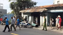 Dùng súng nhựa xông vào nhà cô gái cướp dây chuyền vàng