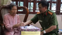 Tặng quà, nhận phụng dưỡng Mẹ Việt Nam Anh hùng Nguyễn Thị Hội