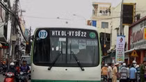 Cô gái bị xe buýt cán tử vong do tài xế mở cửa bất cẩn