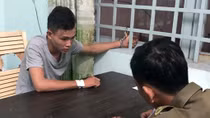 Bắt 2 con nghiện phá cửa xe bỏ trốn trên đường dẫn giải