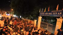 Hàng trăm phụ huynh ôm chiếu, mắc võng nằm suốt đêm vì một tờ giấy lạ