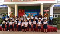 Trao tặng quà cho các học sinh nghèo hiếu học xã Phú An
