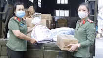 Công an Bình Dương tặng quà người nghèo và tuyến đầu chống dịch