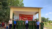 Trao nhà đồng đội cho nữ Cảnh sát có hoàn cảnh khó khăn