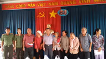 Nghĩa tình với bà con nghèo xã Long Chữ 