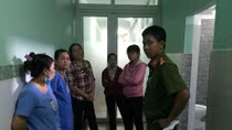 Đẻ trong nhà vệ sinh bệnh viện, người phụ nữ bỏ con vào thùng rác