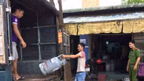 "Đột kích" 3 cơ sở kinh doanh, sang chiết gas trái phép