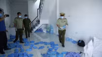 Phát hiện cơ sở tái chế hàng triệu găng tay y tế đã sử dụng