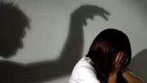 Bắt kẻ làm chuyện “người lớn” với cháu gái