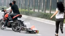 Người dân dũng cảm bắt hai kẻ cướp giật liên tiếp gây án