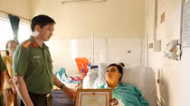 Tặng Giấy khen cho cán bộ Công an bị thương khi ngăn chặn đua xe trái phép