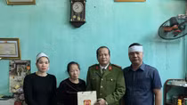 Đại học CSND thăm hỏi, tặng quà gia đình 3 liệt sỹ hy sinh ở Đồng Tâm
