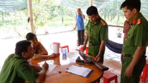 Người phụ nữ tự nguyện giao nộp 2 khẩu súng quân dụng