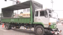Tài xế chạy ẩu cuốn hai cô gái dừng đèn đỏ vào gầm