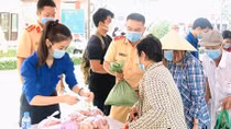Tặng 1200 phần nhu yếu phẩm cho công nhân, người lao động nghèo