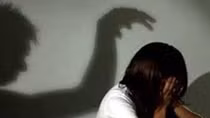 Đưa con bạn đi chơi, gã thanh niên giở trò đồi bại với bé gái 5 tuổi