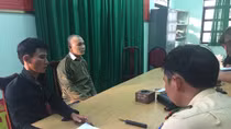 2 thanh niên đi xe máy mang theo dao chạy vào làn ô tô