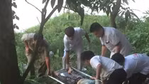 Hai phụ nữ nhảy cầu tự tử để lại bé trai nồng nặc thuốc trừ sâu