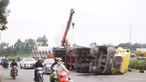 Lật xe container, tài xế may mắn thoát chết