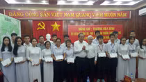 Phó Thủ tướng Trương Hòa Bình tặng quà học sinh nghèo hiếu học Bình Phước