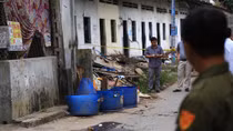Đầu người đàn ông trong ba lô bỏ ở thùng rác