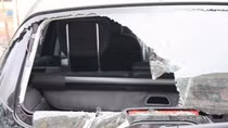 Đập nứt kính xe khách vì bị “tưới” nước bẩn vào người