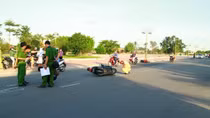 Hai xe máy đối đầu, 5 người thương vong 