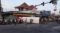 Xe khách lại lao thẳng vào container lúc rạng sáng