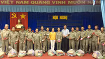 Trao 100 phần quà cho lực lượng xung kích phòng chống tội phạm