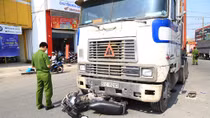 Truy tìm tài xế xe container cán chết người