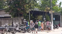 Người đàn ông tử vong cạnh xe máy nằm chắn ngang con hẻm